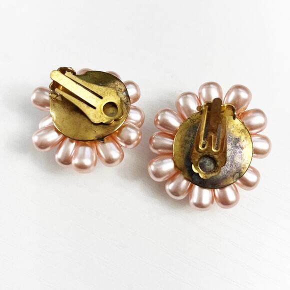Vintage Pink Faux Pearl Mid-Century Clip Earrings - Picture 4 of 4